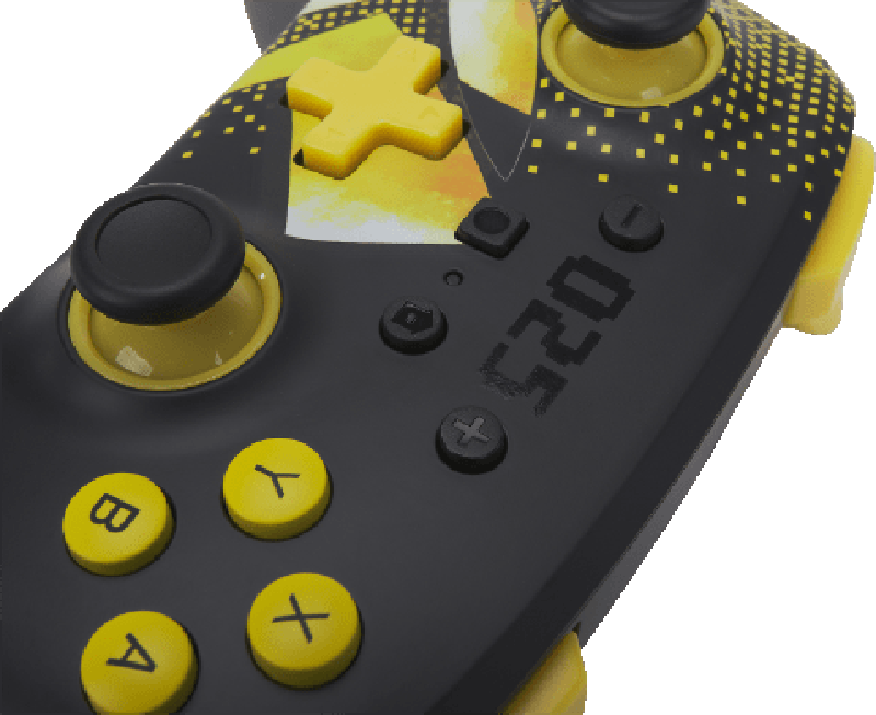 Schwarzer und gelber Controller mit Knöpfen, Steuerkreuz und Joysticks. Das Label lautet '025'.