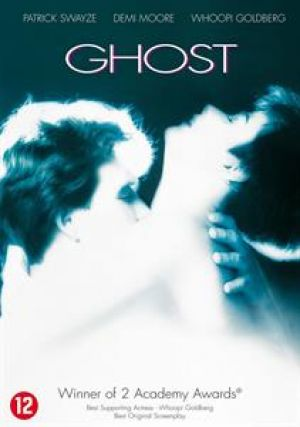 Pochette du DVD de Ghost, avec Patrick Swayze et Demi Moore, un couple s'embrasse, fond flou.