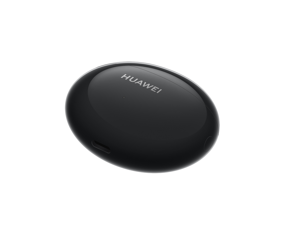 Una funda de carga negra y ovalada para auriculares inalámbricos sobre un fondo blanco.