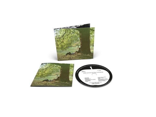 Nyitott album, amely három oldalon egy fánál látható személy fotóját és egy CD-t mutat.