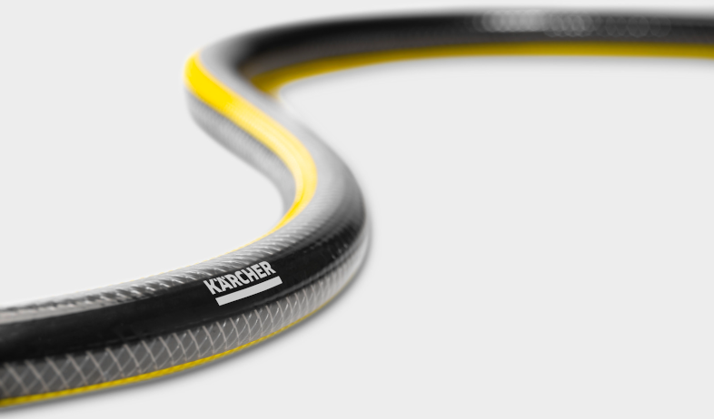 Fekete tömlő sárga csíkkal, fehér háttér előtt. A Karcher logója látható.