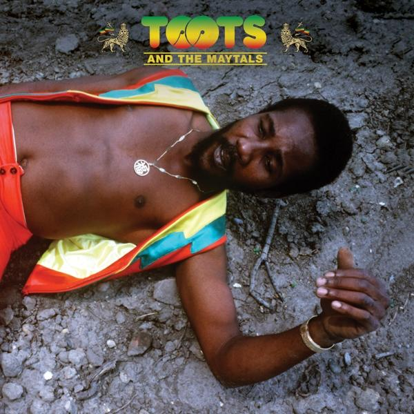 Albumhoes van TOOTS AND THE MAYTALS. De zanger ligt op de grond, duim omhoog.