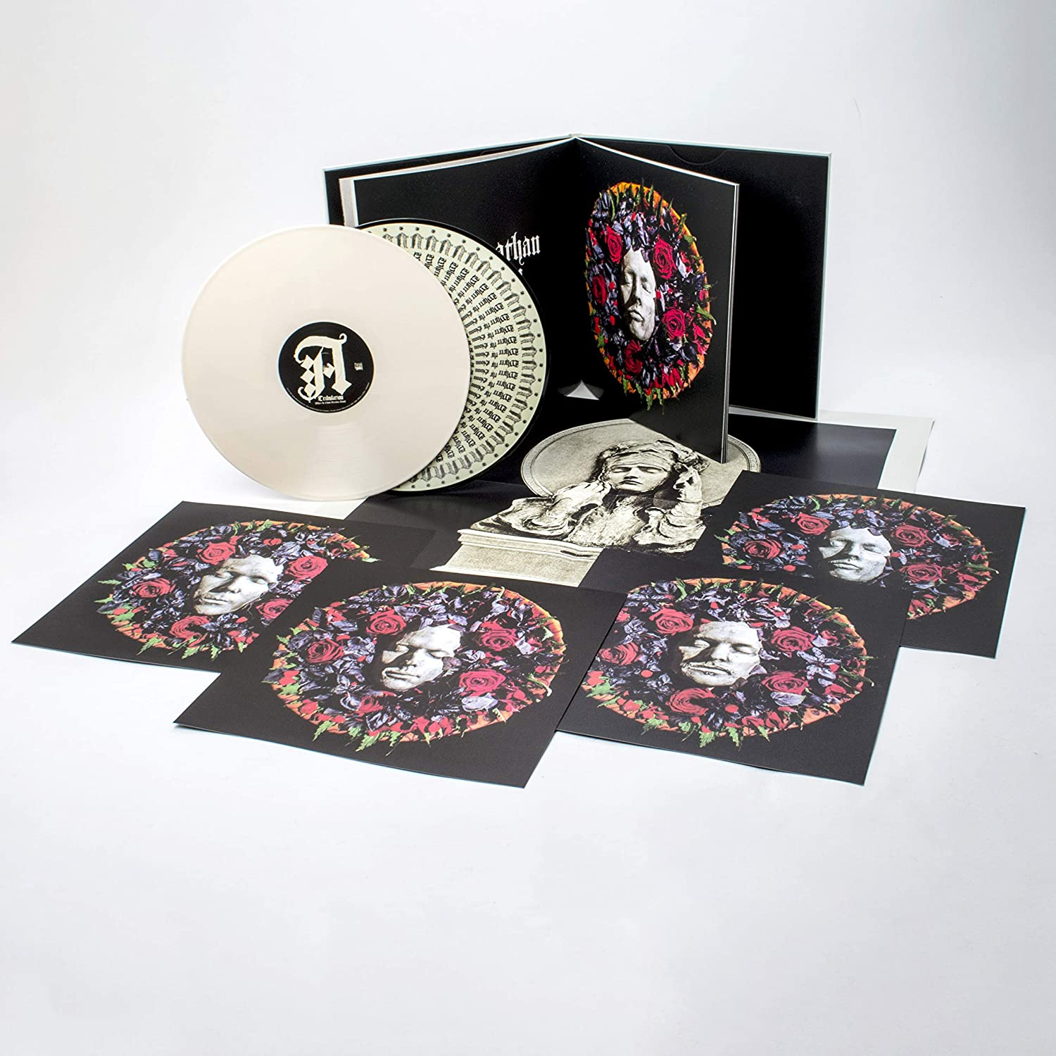 Album borító fehér bakelit lemezzel fehér háttérrel.