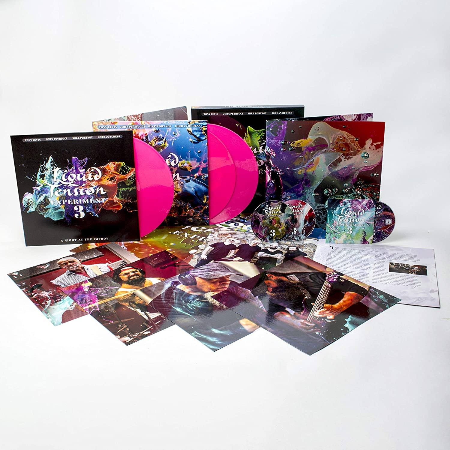 Bakelit lemezek és CD-k dobozkészlete albumborítóval és egyéb tárgyakkal.