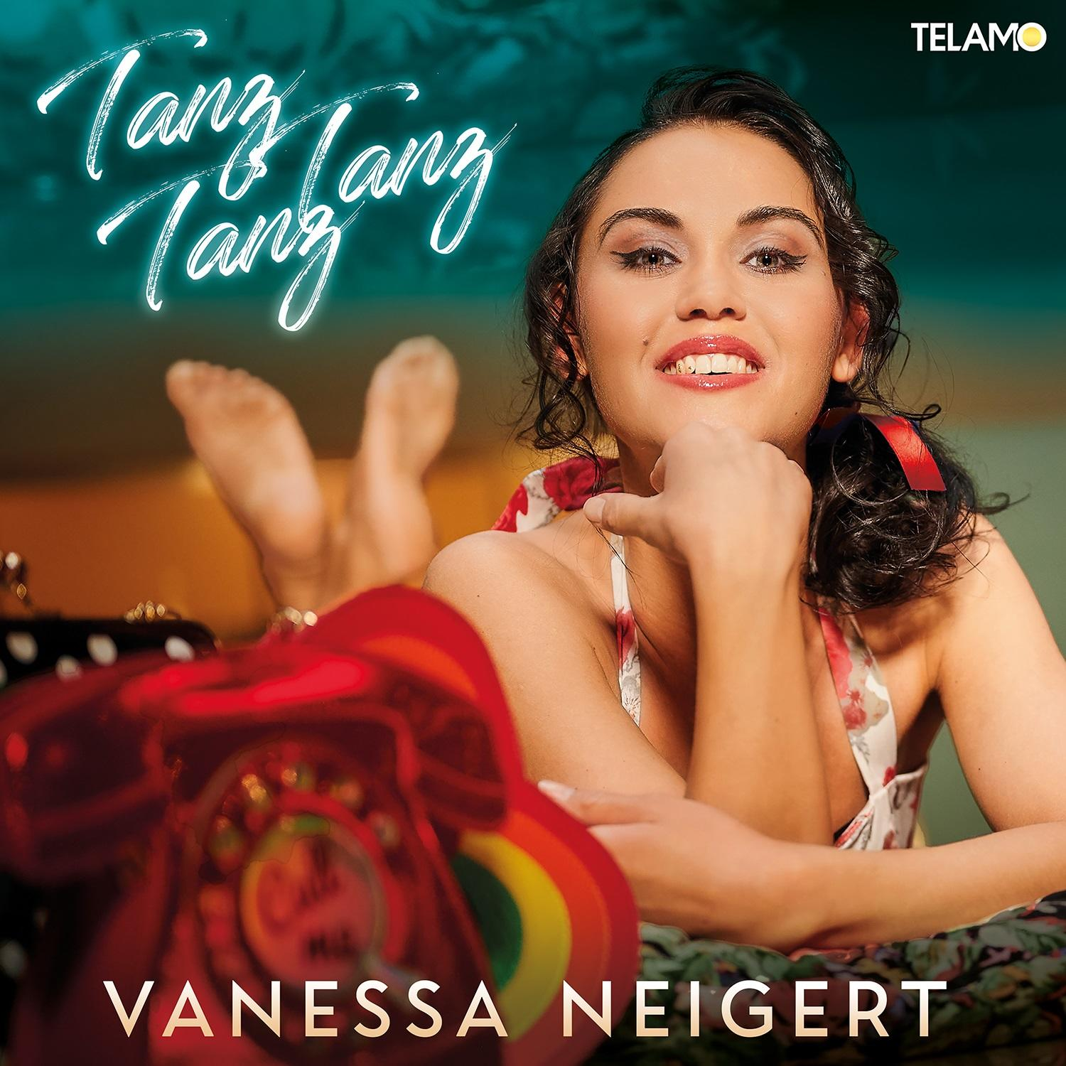 Frau liegt, blickt in die Kamera, rotes Telefon, Regenbogen, Polka-Dot-Tasche, rotes Kleid.