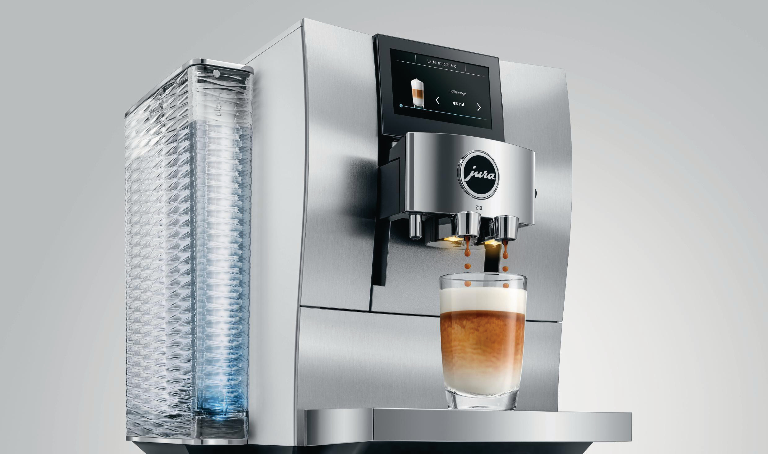 Kaffeemaschine, Kaffee gießt in ein Glas, silber und schwarz.