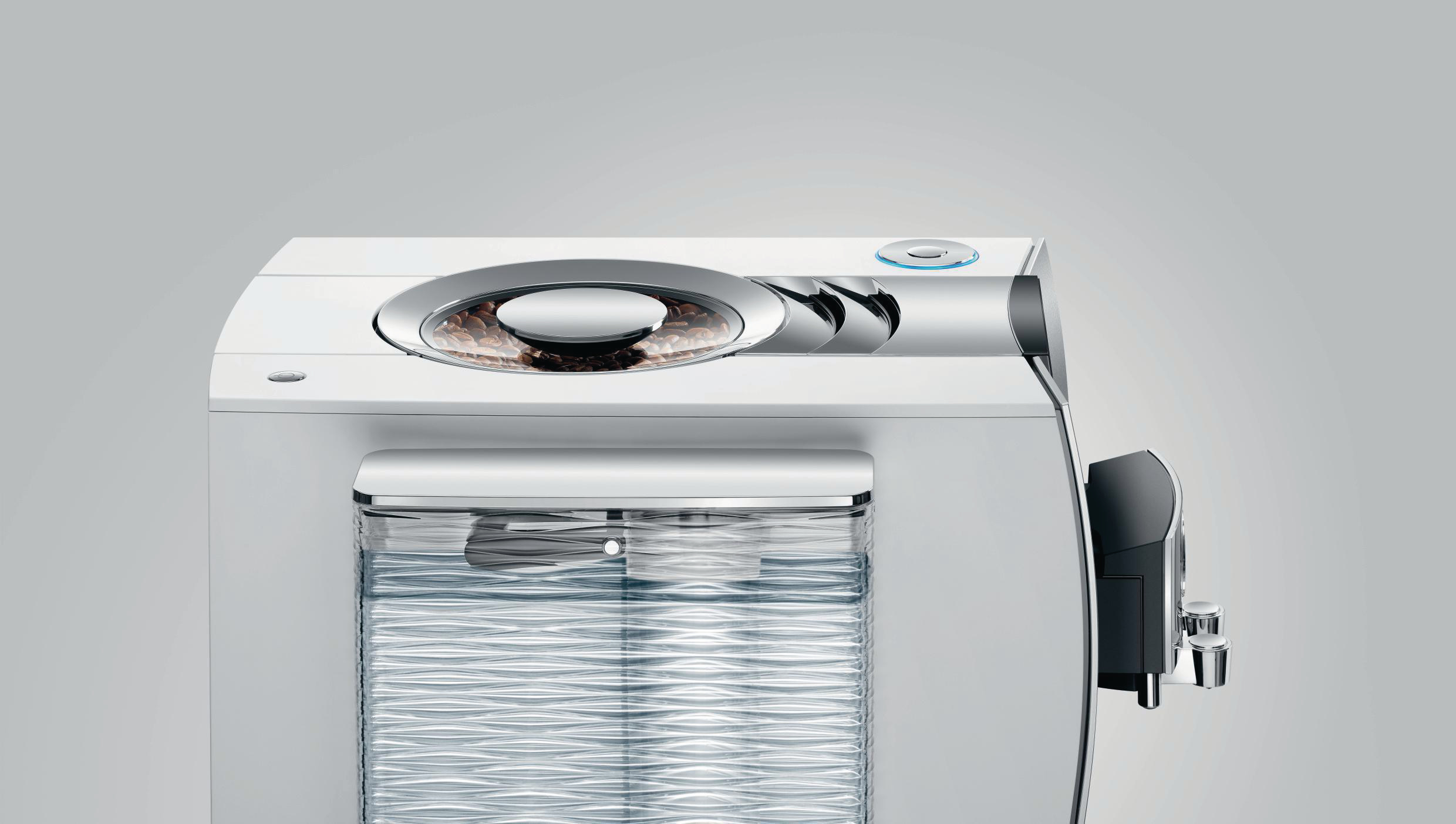 Weiß-silberne Jura-Kaffeemaschine, Frontansicht, mit Kaffeebohnen.