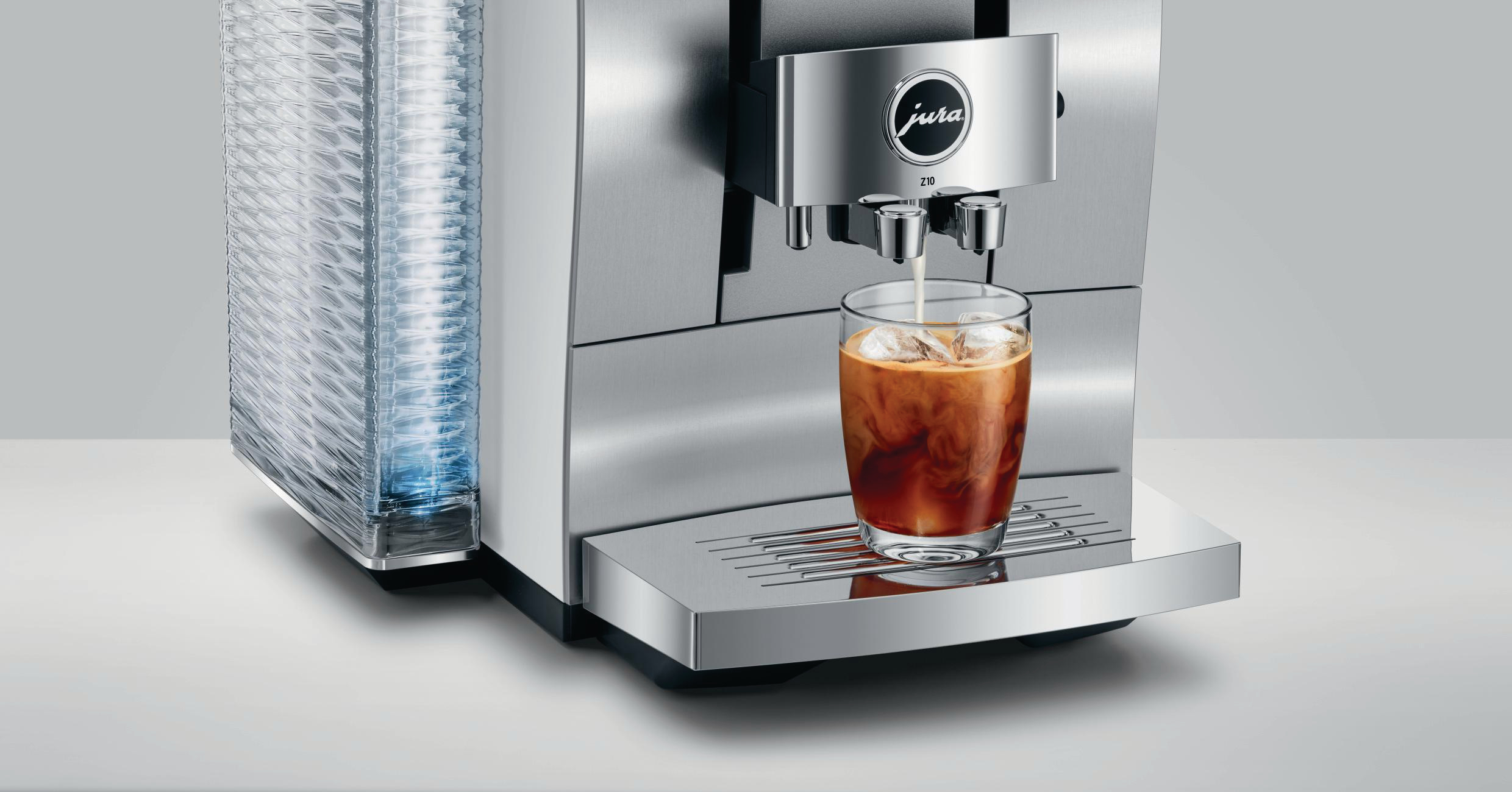 Edelstahl Jura Z10 Kaffeemaschine, die Kaffee mit Eis ausgibt.