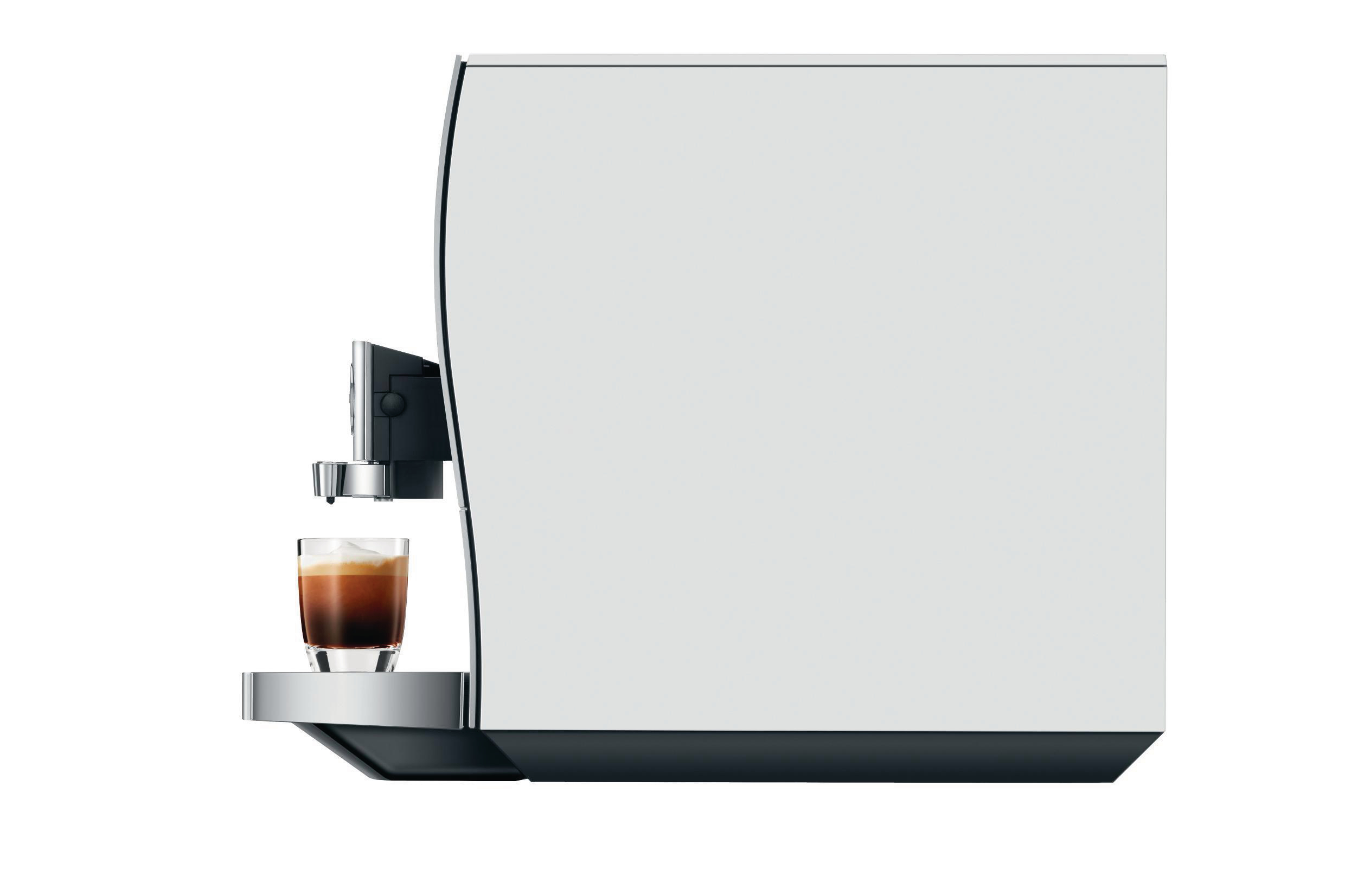 Espressomaschine mit Espresso-Glas und Chromelementen, Seitenansicht.