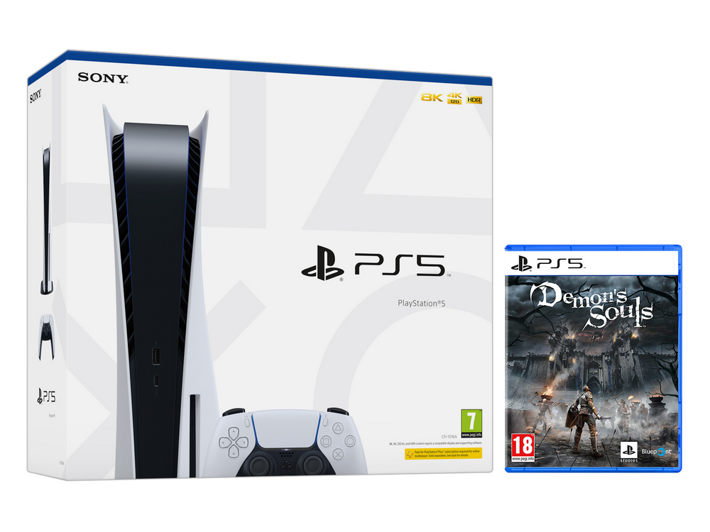 Una consola PS5 blanca, mando y caja del juego Demon's Souls sobre fondo blanco.