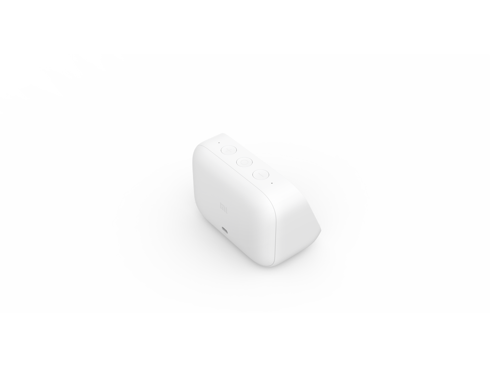 Un dispositivo cuadrado blanco y redondeado con tres botones. Un pequeño logotipo está debajo de los botones.