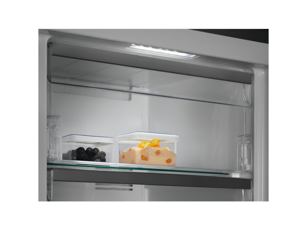 Congelador vertical - Electrolux  LUT7ME28W2, 279.9 l, No Frost, DesignLine, Iluminación LED, 186 cm, Blanco