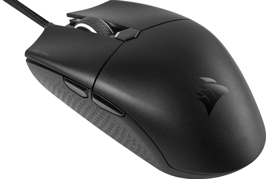 Schwarze Computermaus mit Scrollrad und zwei Seitentasten. Corsair-Logo sichtbar.