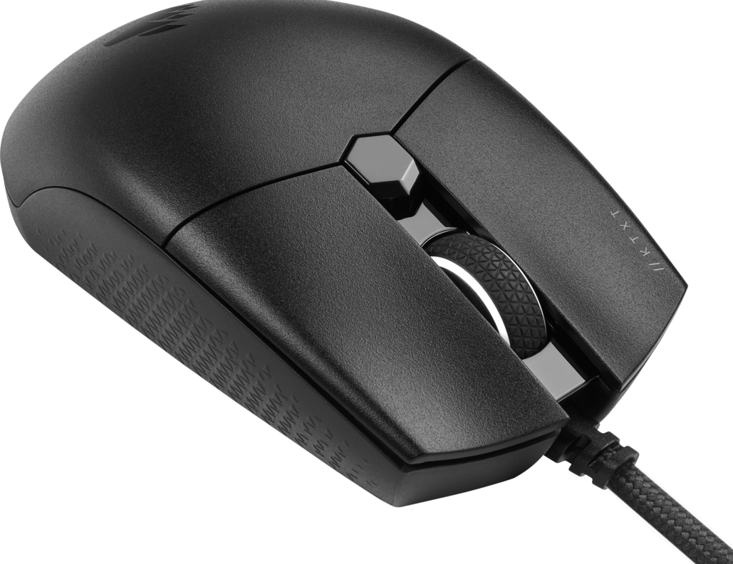 Schwarze Gaming-Maus mit Tasten, einem Scrollrad und einer strukturierten Oberfläche mit Text.