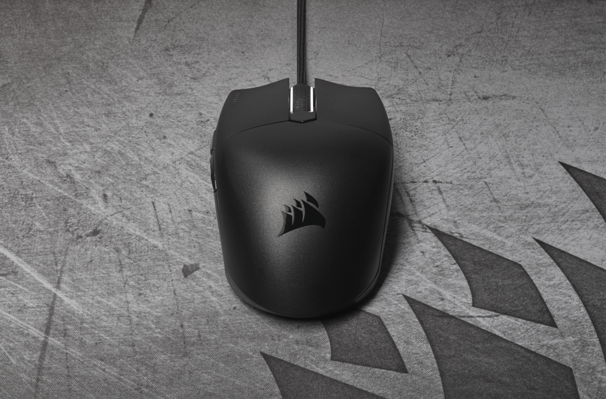Eine schwarze Gaming-Maus auf einer strukturierten, grauen Oberfläche.