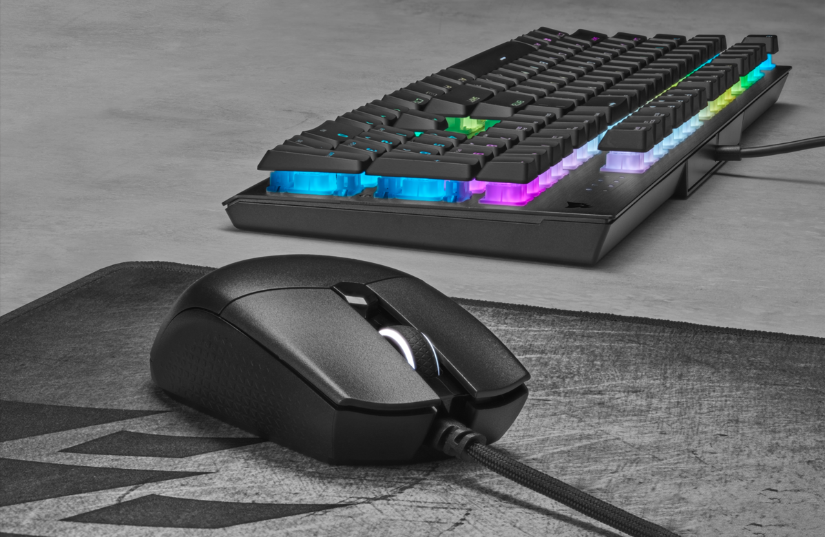 Schwarze Gaming-Maus und -Tastatur mit bunten Lichtern.
