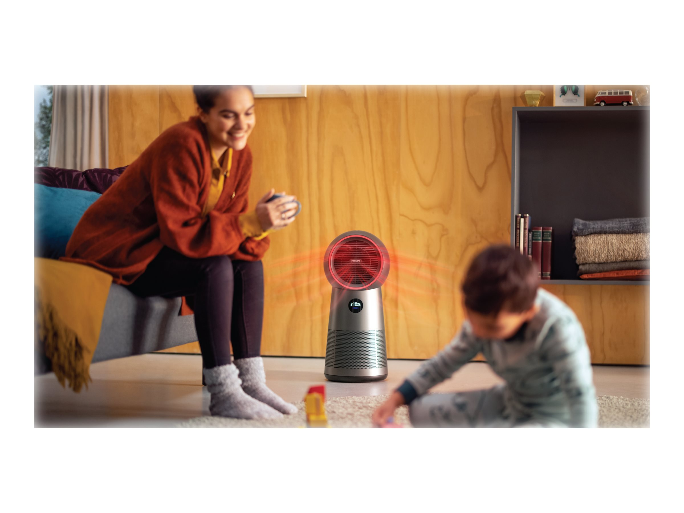Eine Frau und ein Junge genießen die Wärme eines Philips-Heizgeräts.