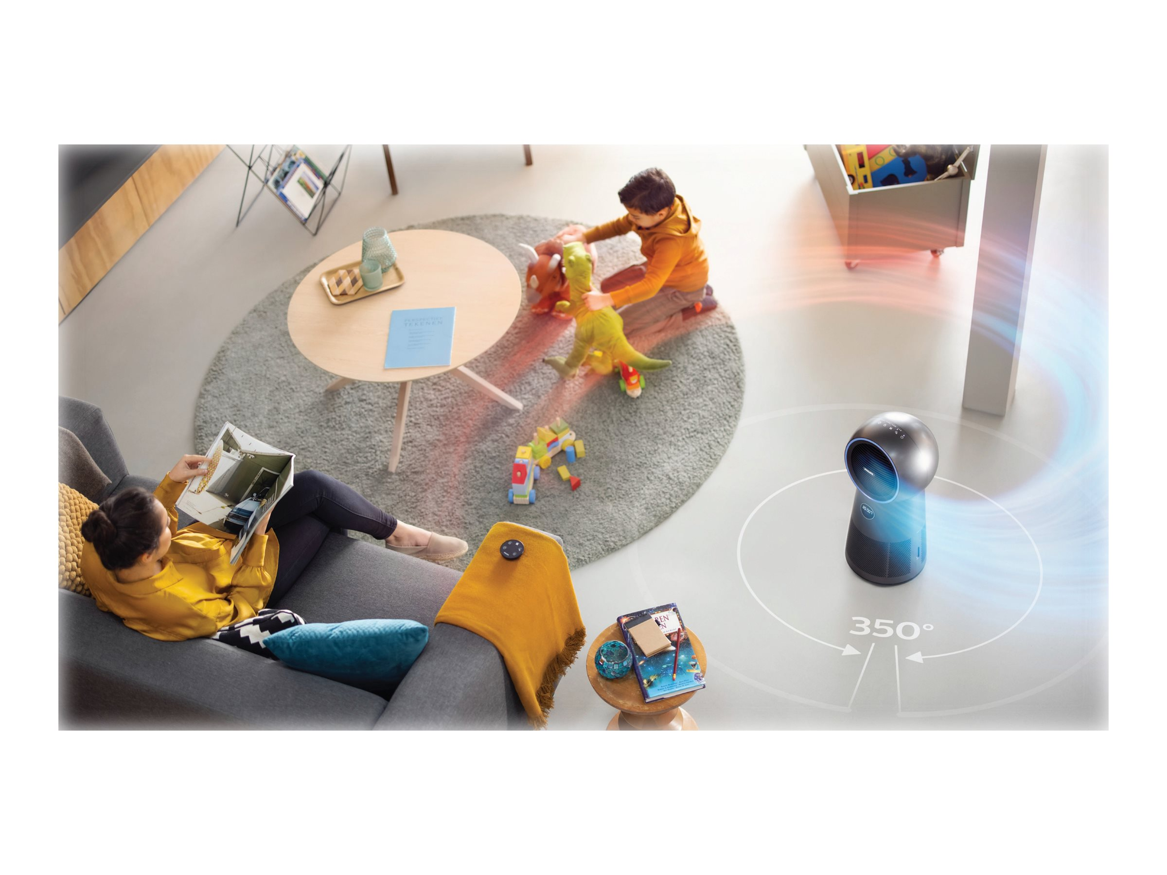 Eine Familie im Wohnzimmer mit einem Ventilator, Kinder spielen mit Spielzeug.