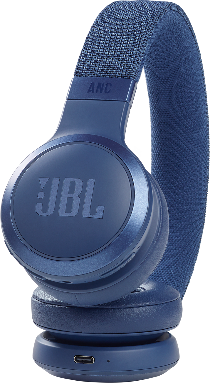 Blauwe JBL-koptelefoon, oorschelpen en hoofdband met ANC zichtbaar. Op een witte achtergrond.
