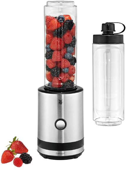 Mixer mit Beeren und einer durchsichtigen Flasche mit schwarzem Deckel, daneben Beeren.