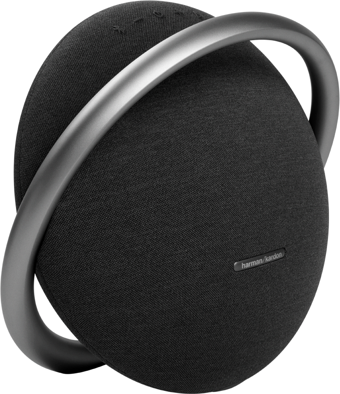 Een zwarte Harman Kardon-luidspreker met een zilveren handgreep. De luidspreker is rond en bedekt met stof. De handgreep loopt eroverheen.
