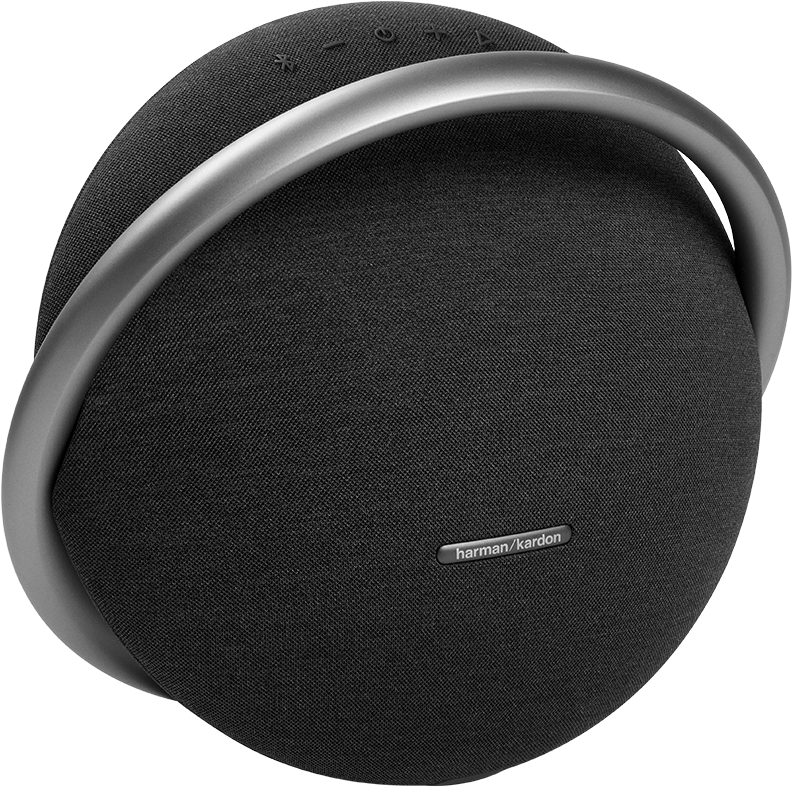 Een zwarte Harman Kardon-luidspreker met een zilveren handvat. De luidspreker heeft een stoffen hoes en de merknaam is zichtbaar.
