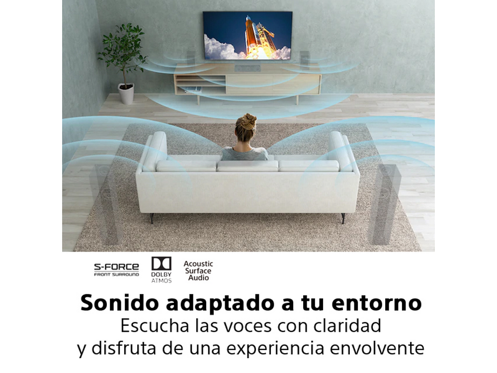 Una mujer sentada en un sofá blanco, viendo la televisión con ondas de sonido mostradas.