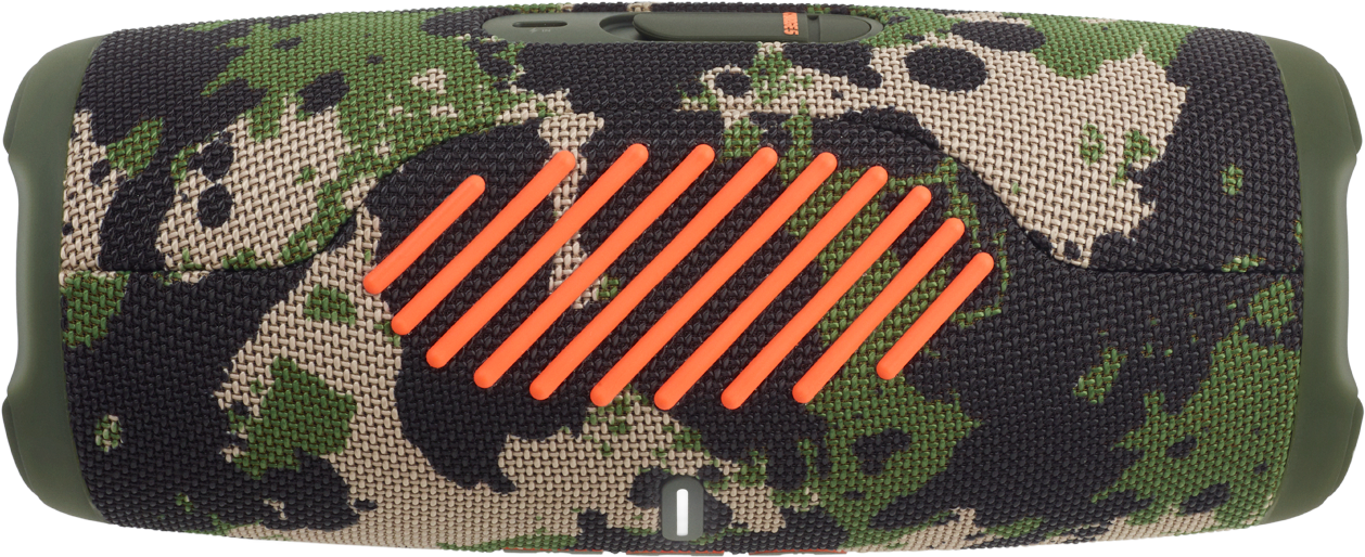 Close-up van een camouflage JBL-luidspreker met oranje strepen. Knoppen en een poort zijn zichtbaar.