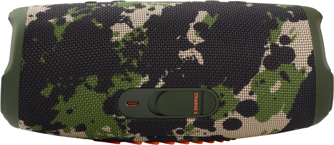 Een luidspreker met camouflagepatroon met een knop met het label "CHARGE 5".