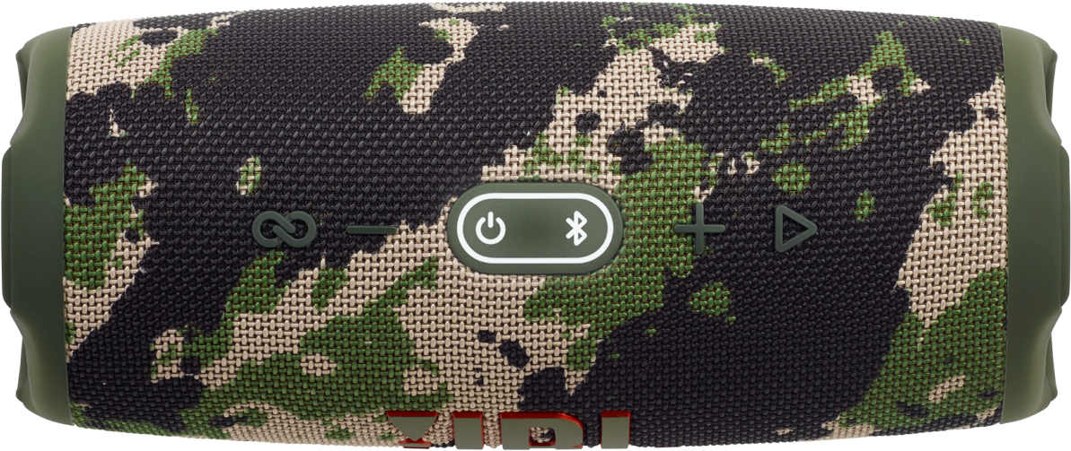 Luidspreker met camouflagepatroon. Het heeft knoppen en een logo. Groene en zwarte kleuren.