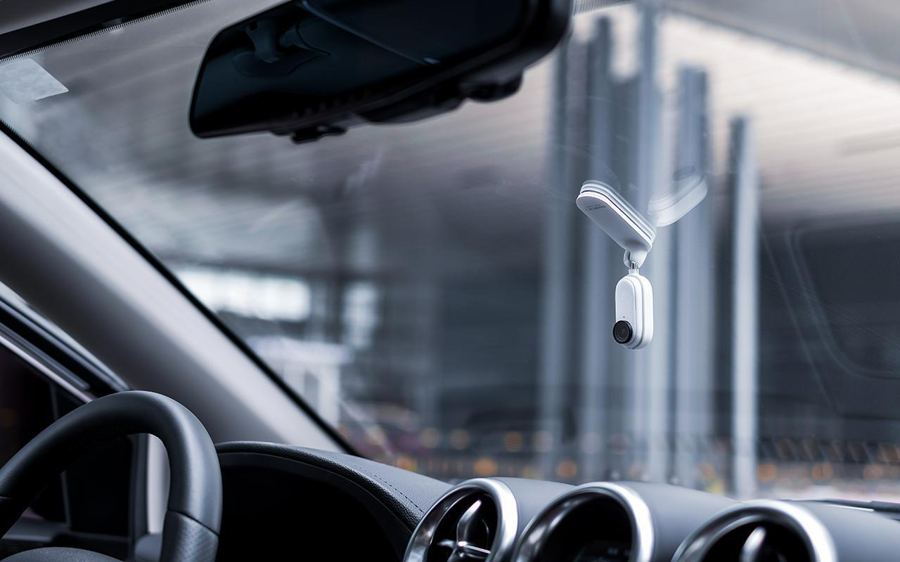 Autoinnenraum mit Kamera an der Windschutzscheibe und Rückspiegel.
