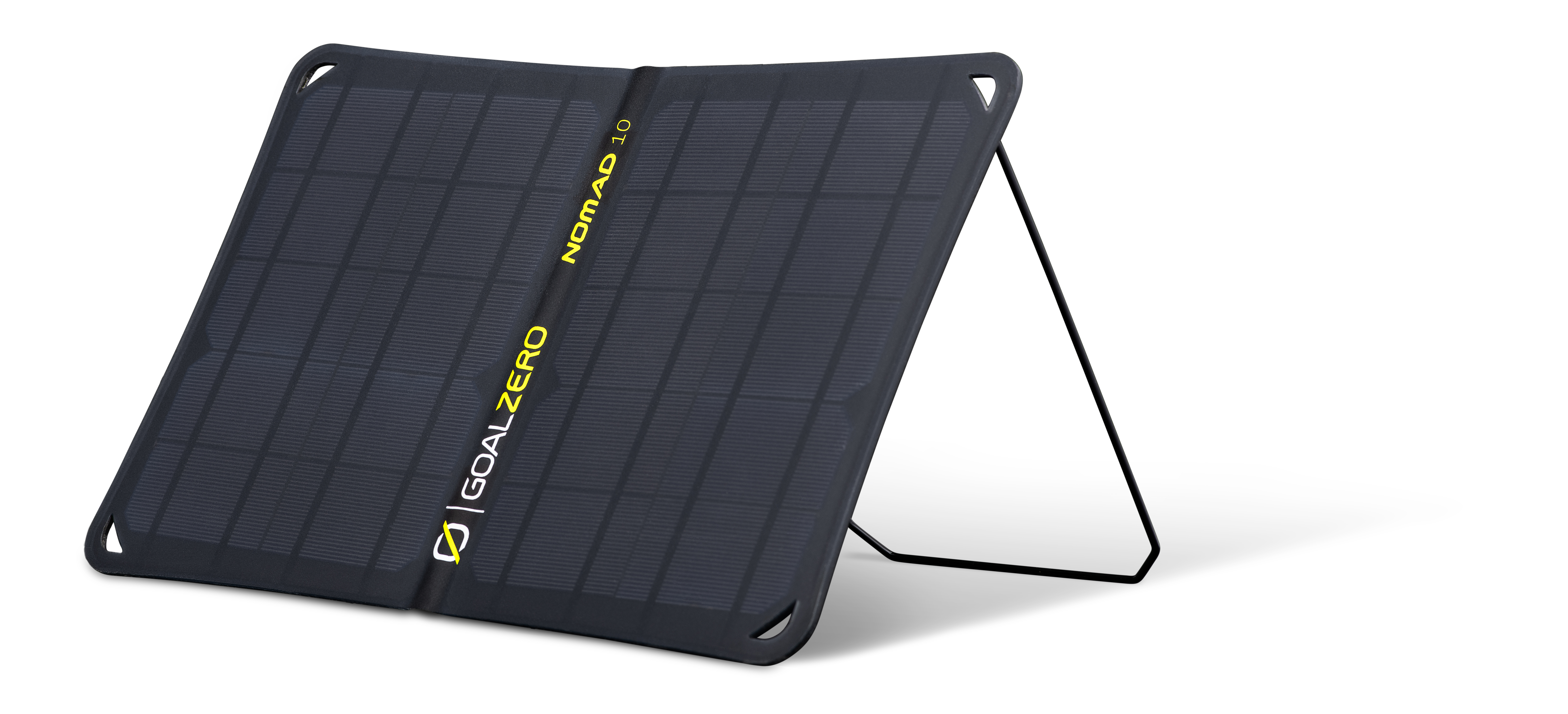 Ein schwarzes Solarpanel mit den Aufschriften 'GOAL ZERO' und 'NOMAD 10' und einem schwarzen Ständer.