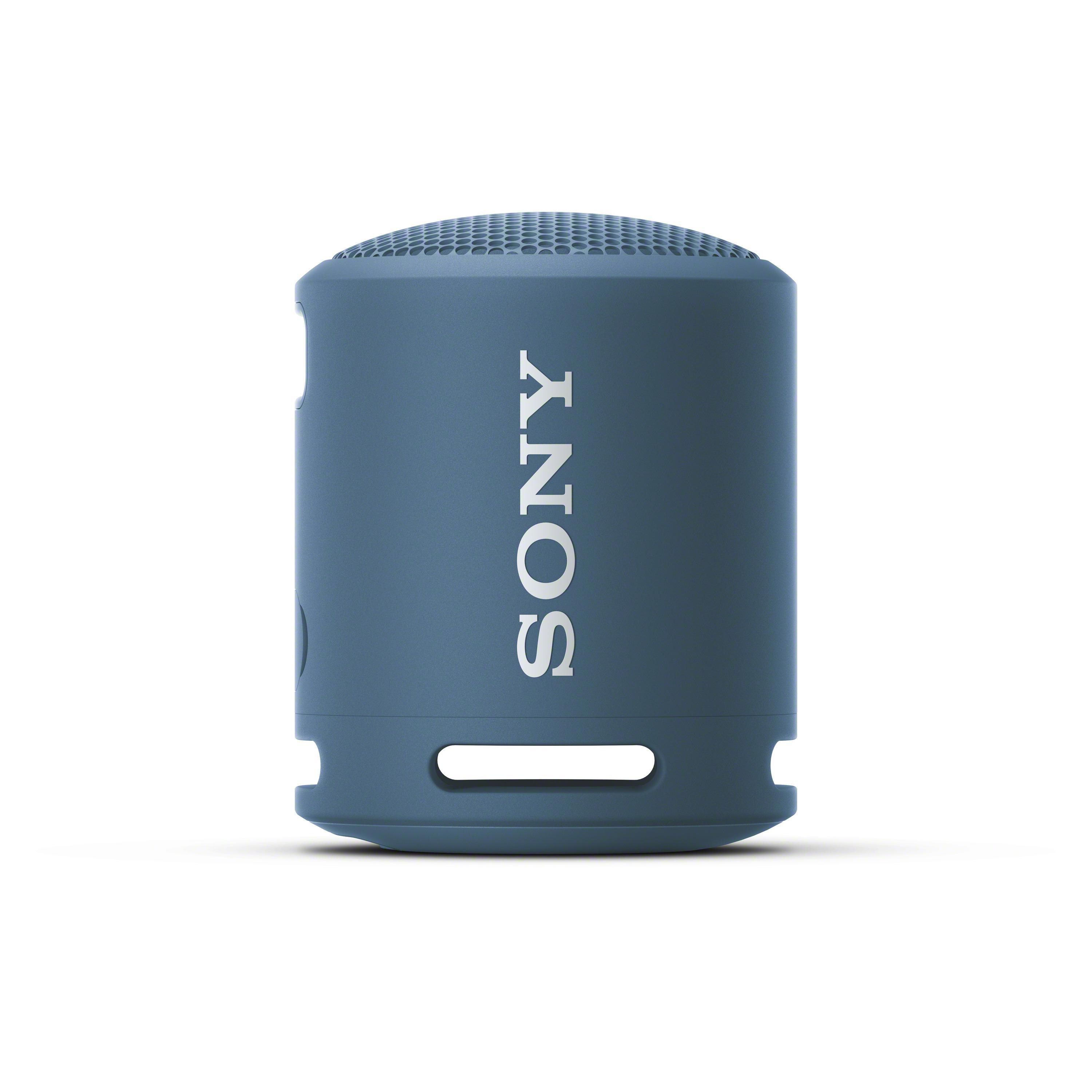 Ein blauer Sony-Lautsprecher wird auf einer weißen Oberfläche gezeigt.