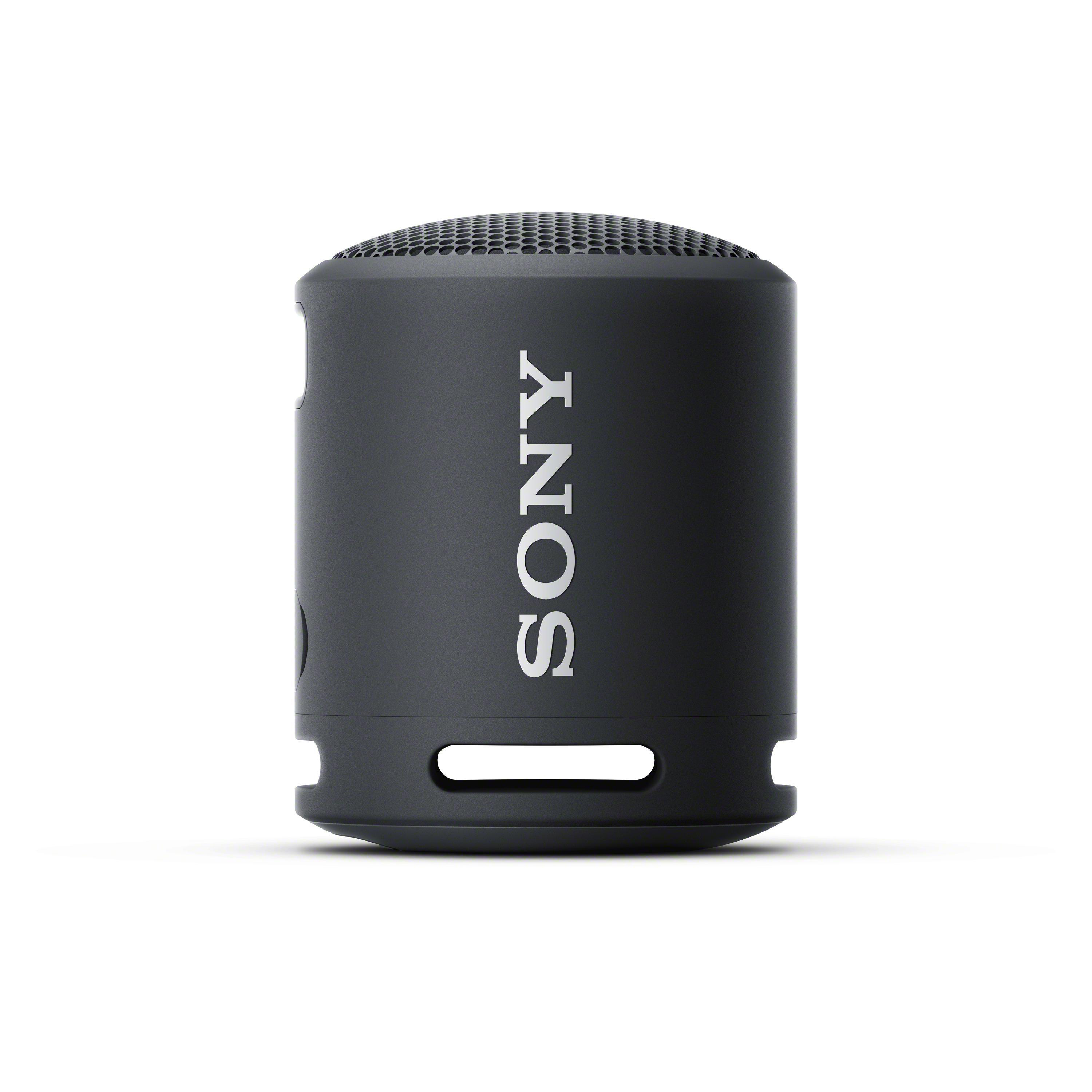 Ein kleiner, schwarzer, zylindrischer Sony-Lautsprecher. Das Wort SONY ist aufgedruckt.