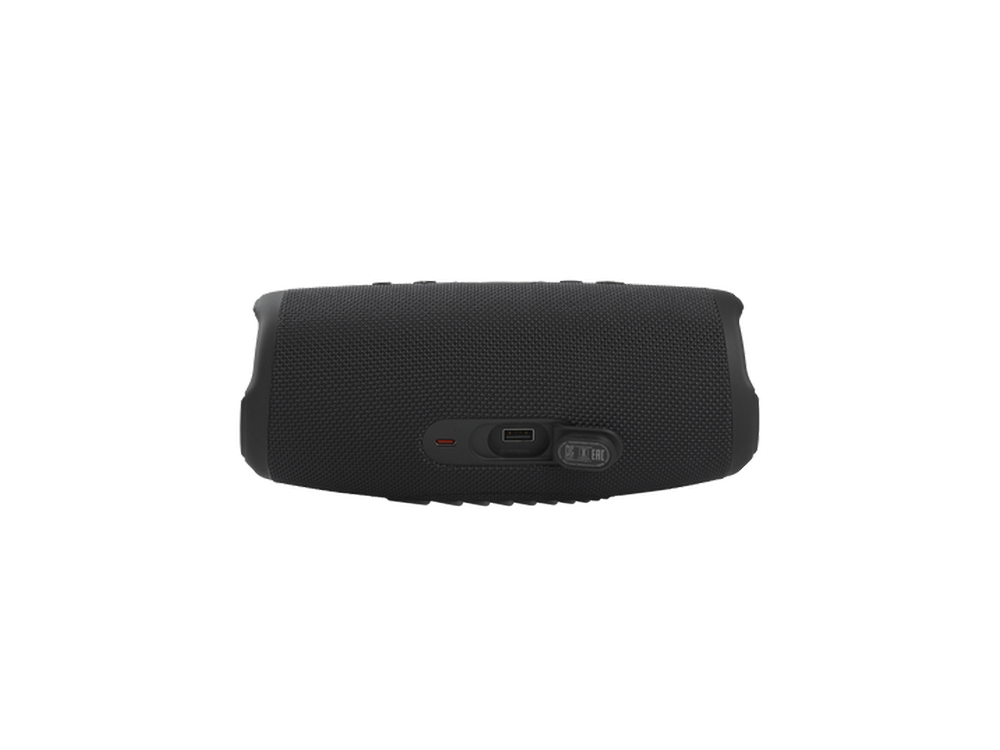 Altavoz rectangular negro con un puerto USB y otros puertos de conexión sobre un fondo blanco.