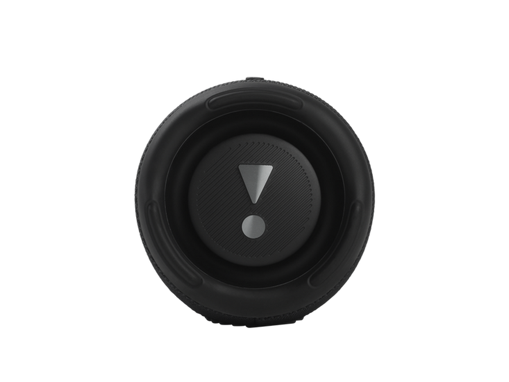 Altavoz negro y redondo con un logotipo plateado. El altavoz está sobre un fondo blanco.