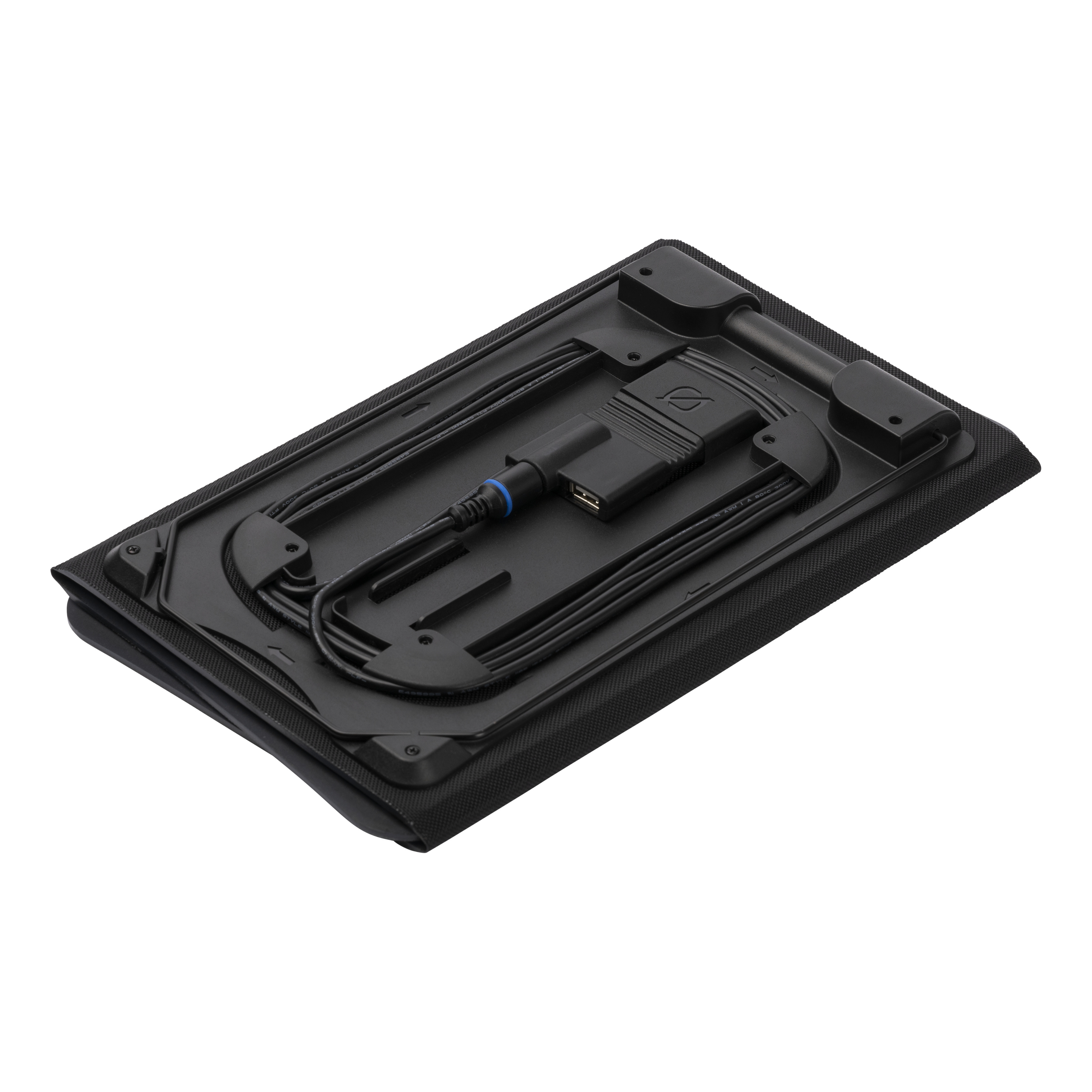 Ein schwarzes Solarpanel gefaltet. Schwarzes Kabel mit Stecker. USB-Anschluss. Weißer Hintergrund.