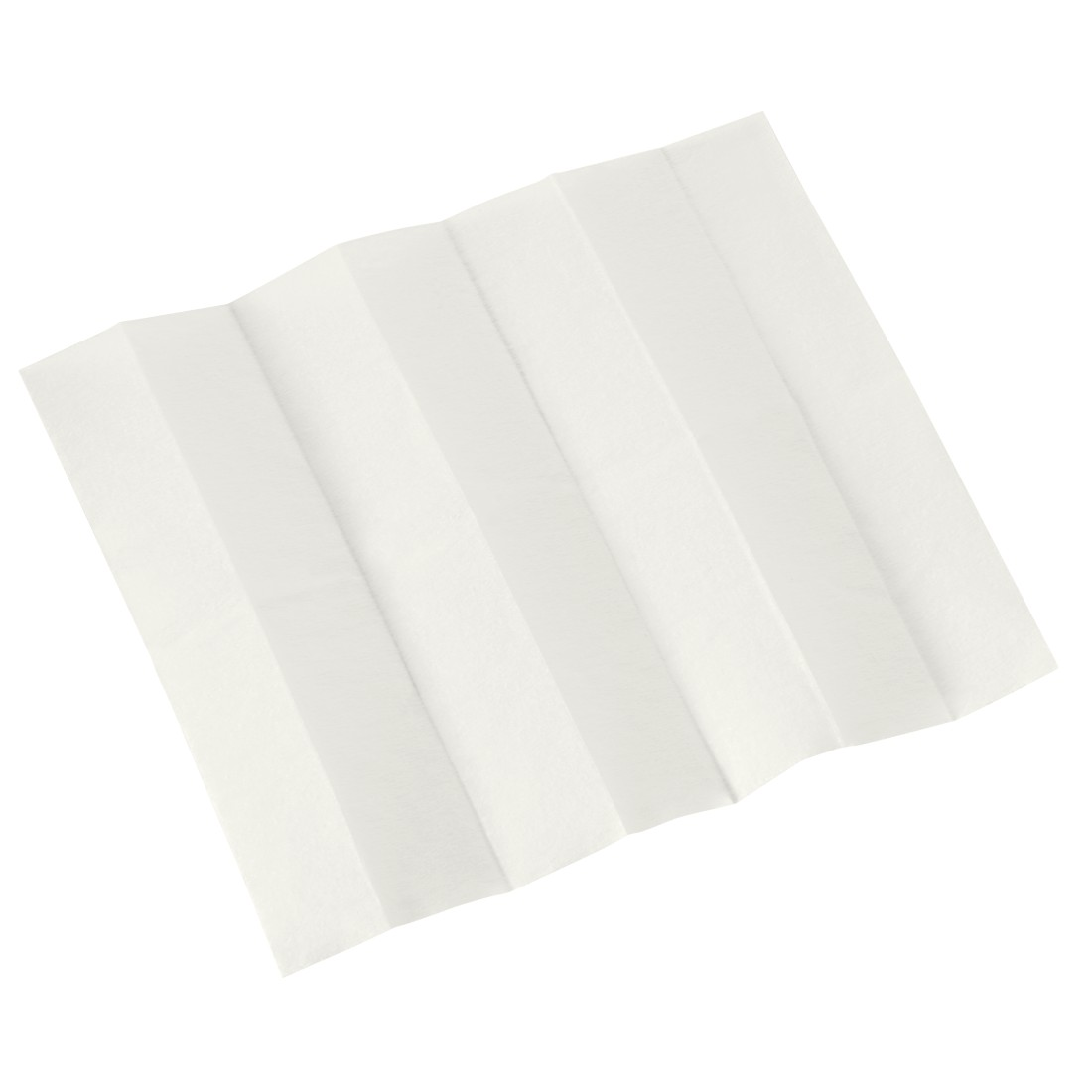 Weißes, gefaltetes Papier mit mehreren Falten, leicht angewinkelt vor weißem Hintergrund.
