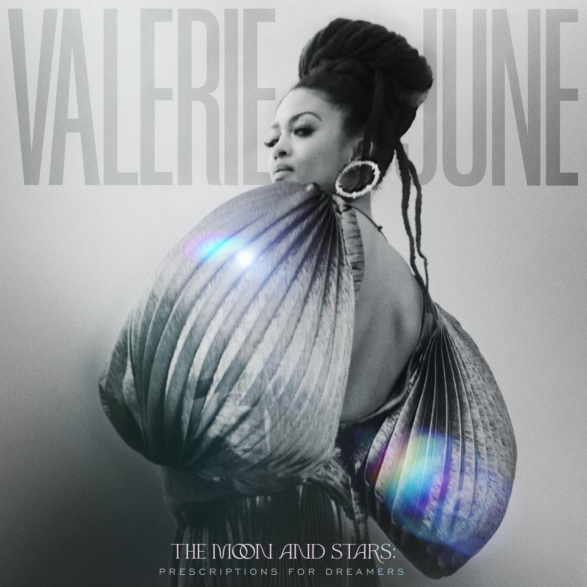 Valerie June album borítója. Egy lenge ruhát visel nagy ujjakal. Cím: The Moon And Stars.
