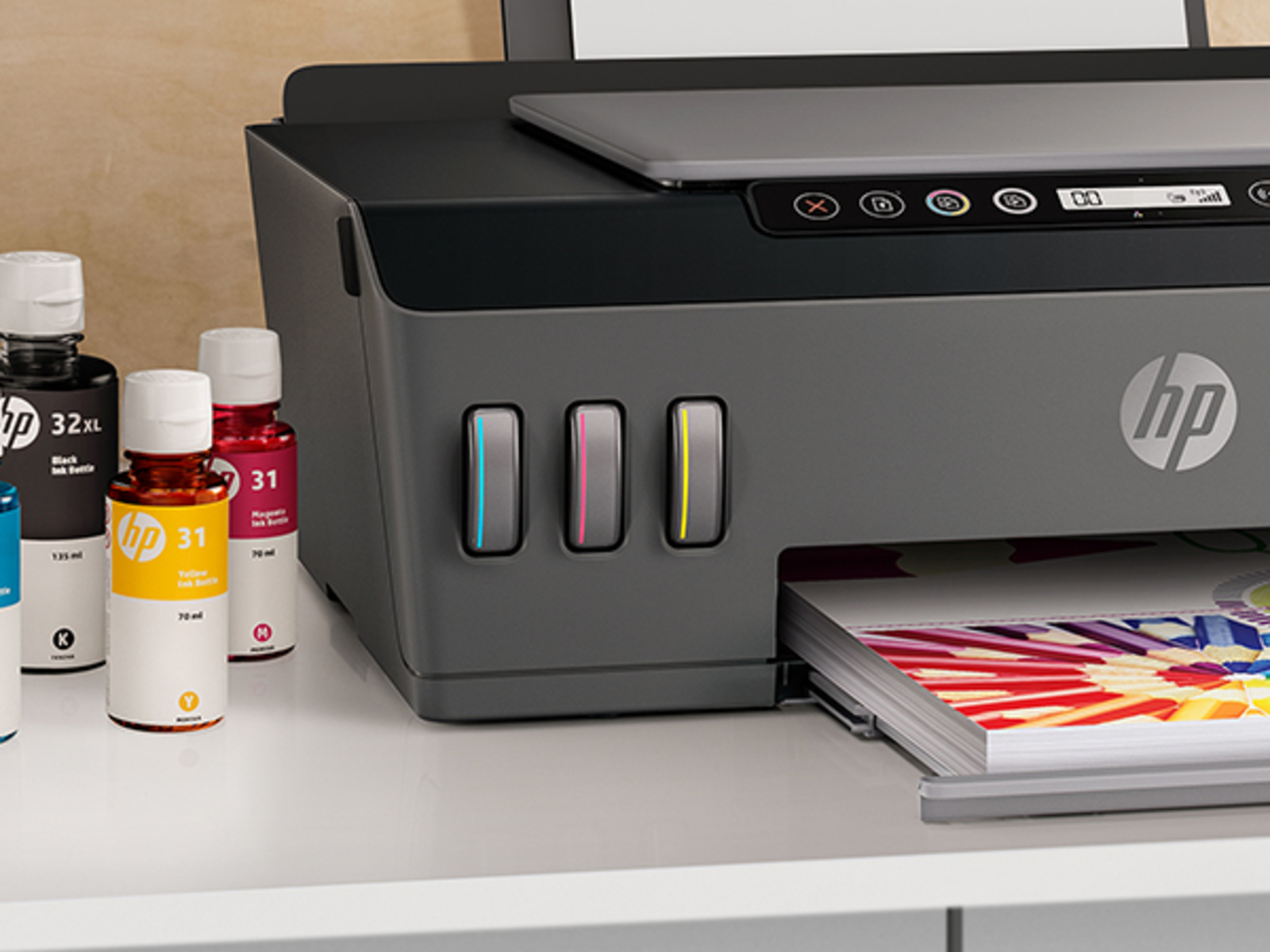 Impresora HP con botellas de tinta, mostrando una página impresa con gráficos coloridos.