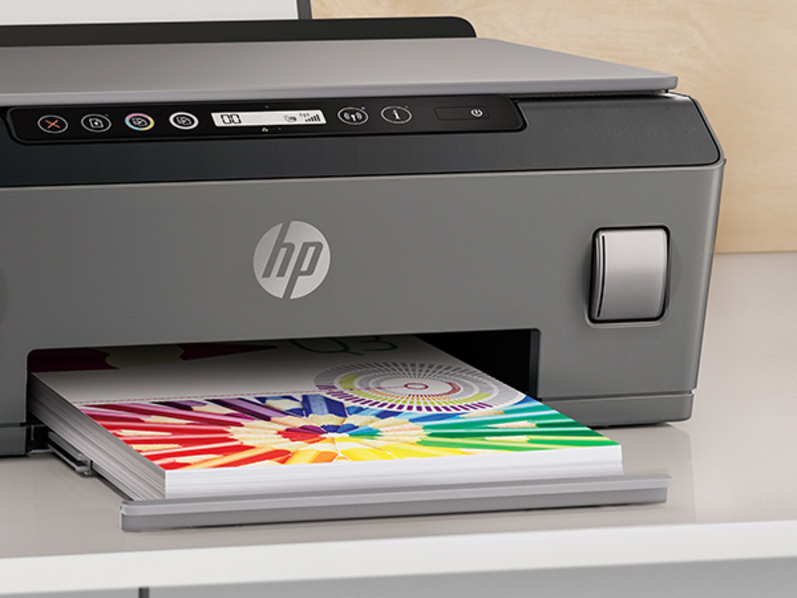 Impresora HP con una pila de papeles impresos en la bandeja de salida, imagen colorida.