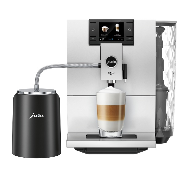 Weiße und schwarze Kaffeemaschine. Sie hat einen Milchaufschäumer und ein Glas Latte.