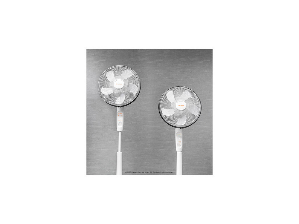 Dos ventiladores de pedestal blancos sobre un fondo gris.