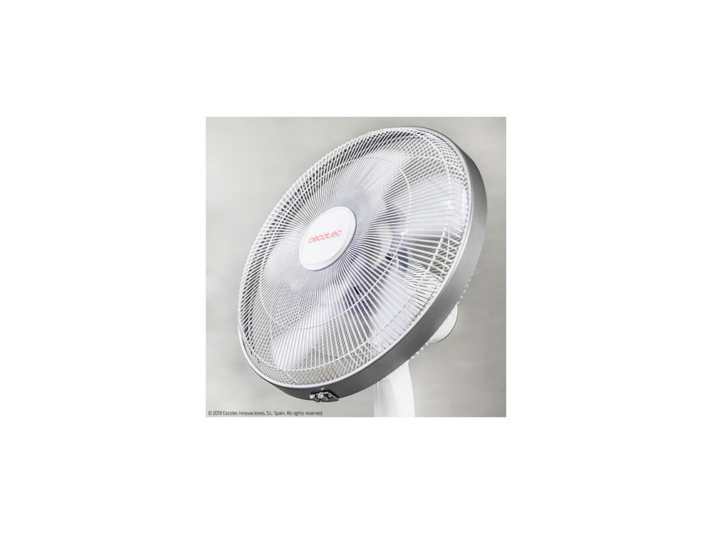 Ventilador Cecco-ec, blanco con marco gris plata, inclinado hacia el espectador. Fondo gris.