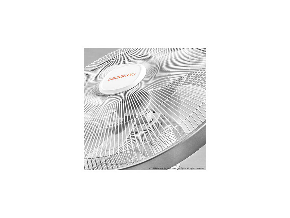 Ventilador Cecotec en color blanco, vista de cerca de las aspas.