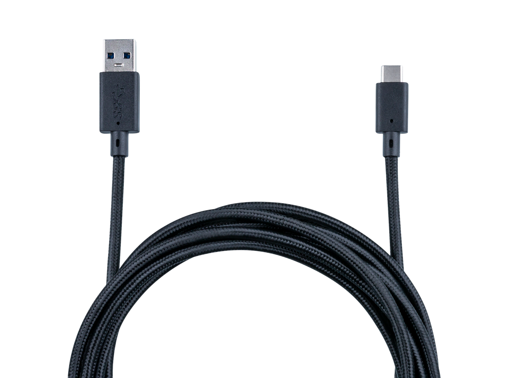 Cable USB-C negro con conector USB-A en un extremo y USB-C en el otro, enrollado sobre fondo blanco.