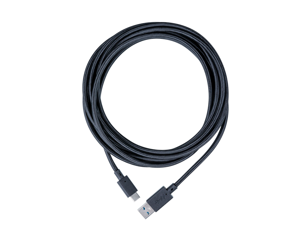 Cable negro USB-C a USB-A, enrollado, sobre un fondo blanco.
