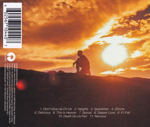 Silhouette eines Mannes, der bei Sonnenuntergang auf einer Anhöhe kniet, mit dramatischen Wolken.