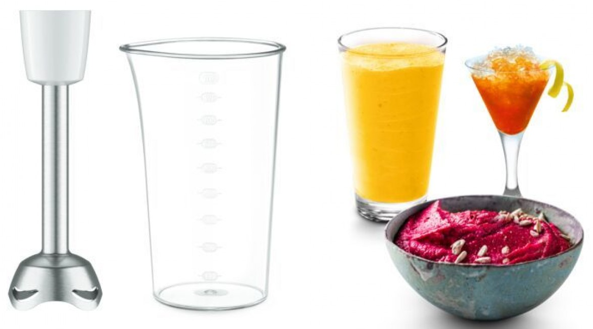 Frullatore e bicchieri con frullati. Un bicchiere è arancione, uno con condimento rosso e semi.