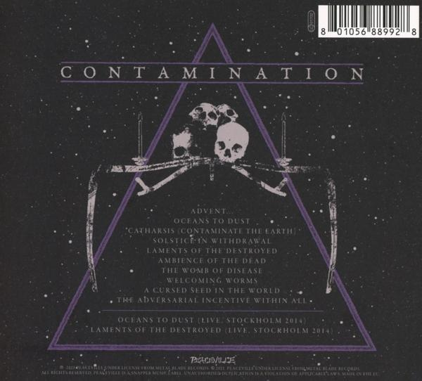 CD-Cover mit Dreiecksdesign. Es zeigt Totenköpfe, Kerzen und Text über eine Band.